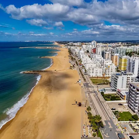 Penthouse Escape With Large Terrace, Pool & Garden アパート クアルテイラ