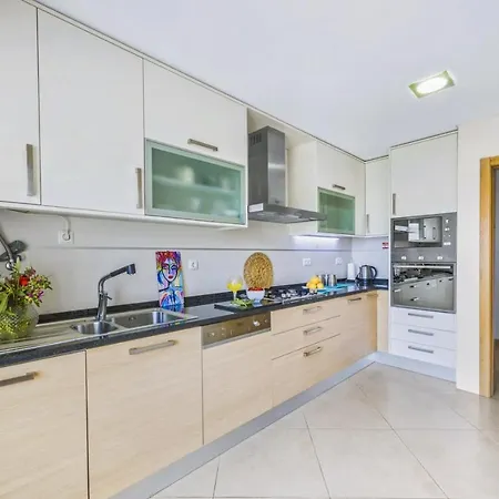 アパート Penthouse Escape With Large Terrace, Pool & Garden