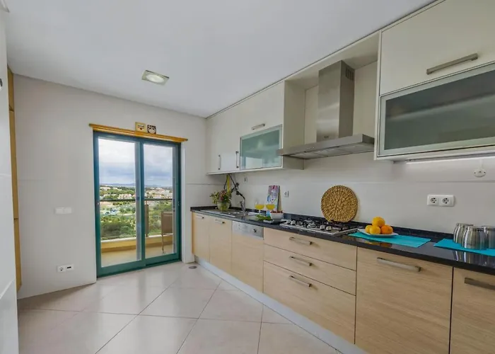 Penthouse Escape With Large Terrace, Pool & Garden Apartament Quarteira