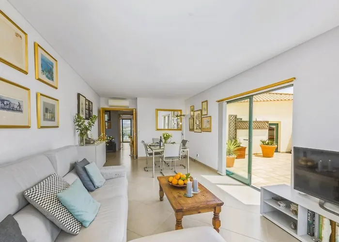 Penthouse Escape With Large Terrace, Pool & Garden