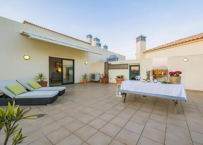 Penthouse Escape With Large Terrace, Pool & Garden Apartament *