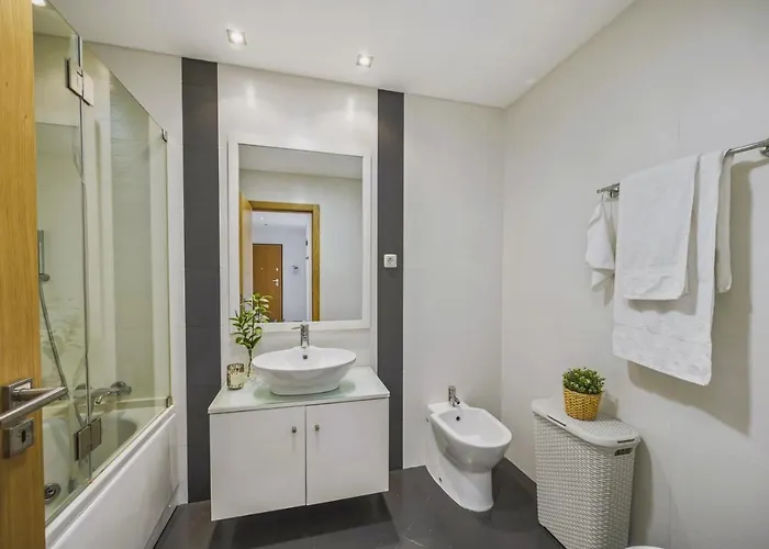 Апартаменты Penthouse Escape With Large Terrace, Pool & Garden *