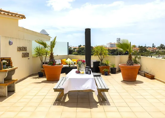 Апартаменты Penthouse Escape With Large Terrace, Pool & Garden *