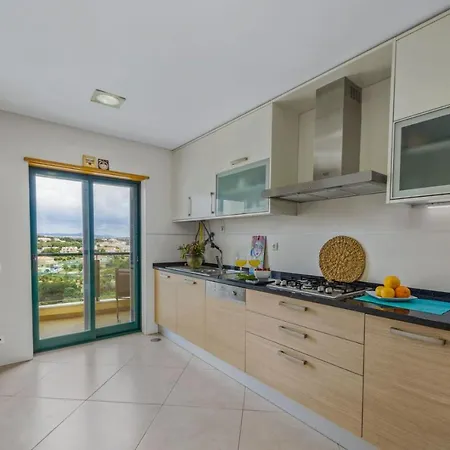Penthouse Escape With Large Terrace, Pool & Garden Apartment Quarteira