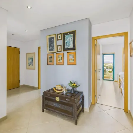 Apartment Penthouse Escape With Large Terrace, Pool & Garden