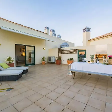 Penthouse Escape With Large Terrace, Pool & Garden Apartment *