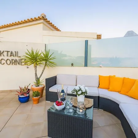 Apartment Penthouse Escape With Large Terrace, Pool & Garden