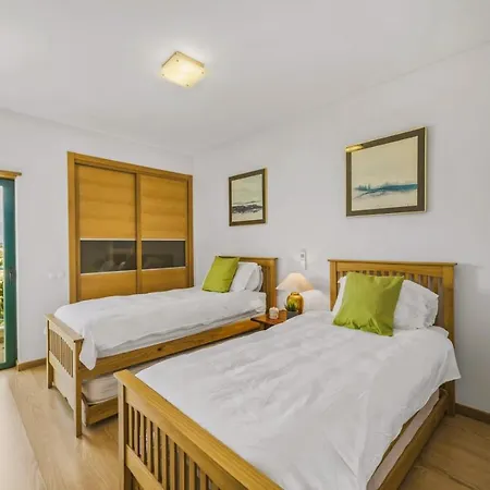 Penthouse Escape With Large Terrace, Pool & Garden Apartment Quarteira