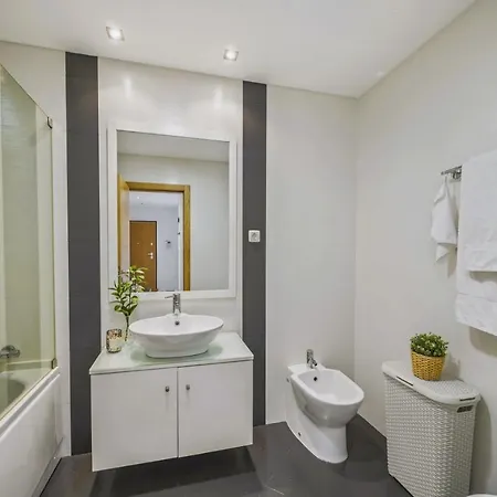 Apartment Penthouse Escape With Large Terrace, Pool & Garden *