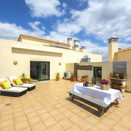 Penthouse Escape With Large Terrace, Pool & Garden Apartment *