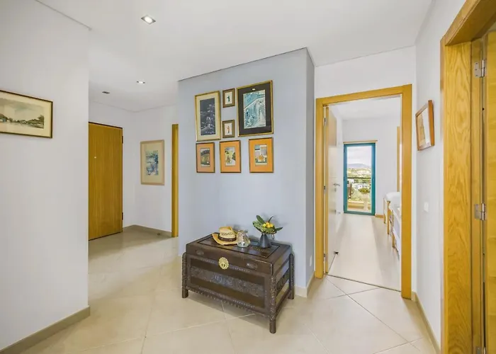 아파트 Penthouse Escape With Large Terrace, Pool & Garden
