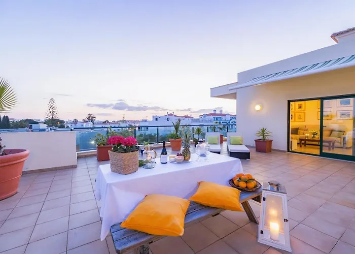 Penthouse Escape With Large Terrace, Pool & Garden 쿼테이라