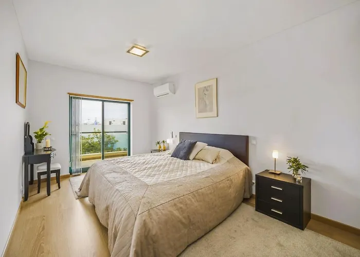 아파트 Penthouse Escape With Large Terrace, Pool & Garden