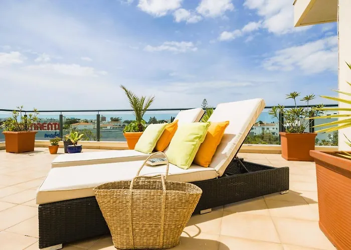 Penthouse Escape With Large Terrace, Pool & Garden 아파트 쿼테이라