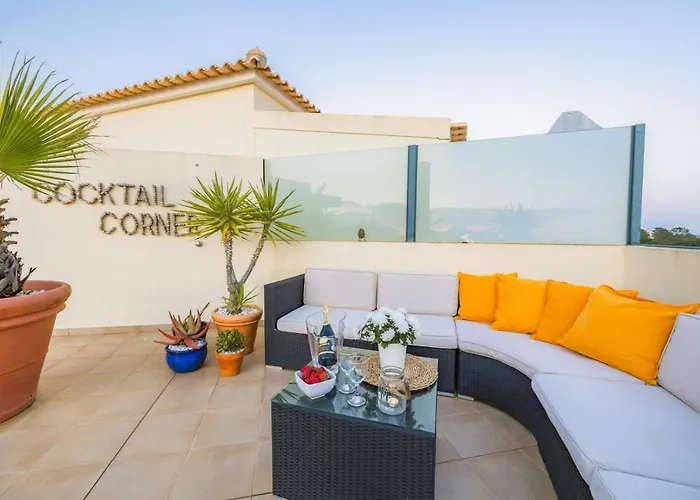 아파트 Penthouse Escape With Large Terrace, Pool & Garden