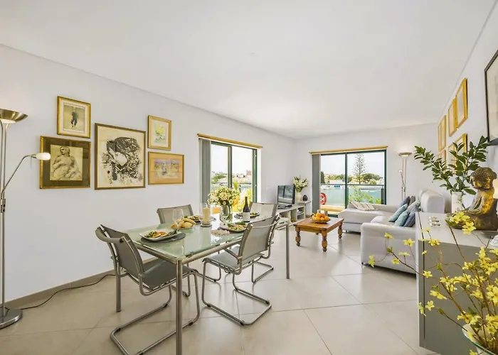 아파트 Penthouse Escape With Large Terrace, Pool & Garden *