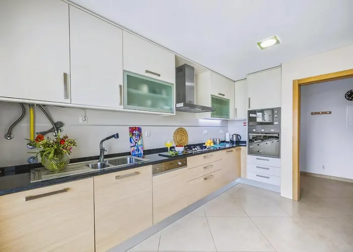 아파트 Penthouse Escape With Large Terrace, Pool & Garden