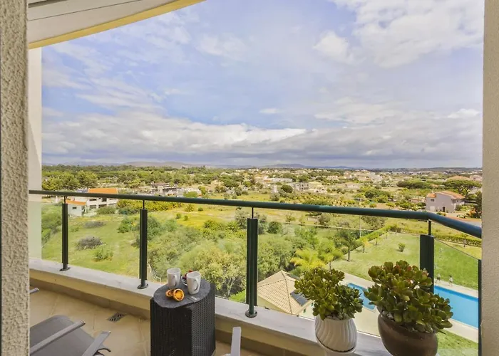 아파트 Penthouse Escape With Large Terrace, Pool & Garden