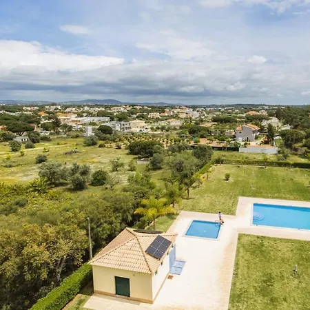 Penthouse Escape With Large Terrace, Pool & Garden * Quarteira
